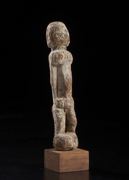 Lobi - Burkina Faso : Scultura antropomorfa stilizzata. Legno duro a patina naturale con tracce di caolino.  - Asta Asta 422 | AFRICA, OCEANIA E AMERICHE - ARTIGIANATO AFRICANO: VARI COMMITTENTI E SELEZIONE DALLA COLLEZIONE BARTOLOMUCCI Online - Associazione Nazionale - Case d'Asta italiane