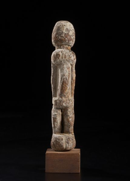 Lobi - Burkina Faso : Scultura antropomorfa stilizzata. Legno duro a patina naturale con tracce di caolino.  - Asta Asta 422 | AFRICA, OCEANIA E AMERICHE - ARTIGIANATO AFRICANO: VARI COMMITTENTI E SELEZIONE DALLA COLLEZIONE BARTOLOMUCCI Online - Associazione Nazionale - Case d'Asta italiane