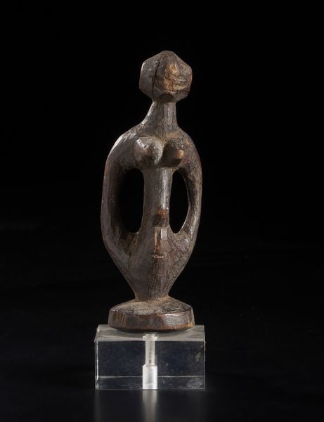 Artigianato africano : Scultura antropomorfa stilizzata. Legno duro a patina scura.  - Asta Asta 422 | AFRICA, OCEANIA E AMERICHE - ARTIGIANATO AFRICANO: VARI COMMITTENTI E SELEZIONE DALLA COLLEZIONE BARTOLOMUCCI Online - Associazione Nazionale - Case d'Asta italiane