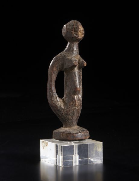 Artigianato africano : Scultura antropomorfa stilizzata. Legno duro a patina scura.  - Asta Asta 422 | AFRICA, OCEANIA E AMERICHE - ARTIGIANATO AFRICANO: VARI COMMITTENTI E SELEZIONE DALLA COLLEZIONE BARTOLOMUCCI Online - Associazione Nazionale - Case d'Asta italiane