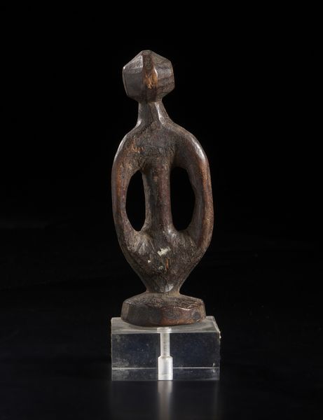 Artigianato africano : Scultura antropomorfa stilizzata. Legno duro a patina scura.  - Asta Asta 422 | AFRICA, OCEANIA E AMERICHE - ARTIGIANATO AFRICANO: VARI COMMITTENTI E SELEZIONE DALLA COLLEZIONE BARTOLOMUCCI Online - Associazione Nazionale - Case d'Asta italiane