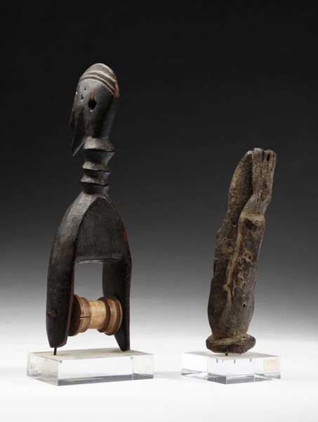 Dogon - Mali : Lotto composto da una puleggia da telaio con testa antropomorfa e da una piccola scultura antropomorfa stilizzata o Nommo, antenato primordiale, in piedi con le braccia alzate. Legno.  - Asta Asta 422 | AFRICA, OCEANIA E AMERICHE - ARTIGIANATO AFRICANO: VARI COMMITTENTI E SELEZIONE DALLA COLLEZIONE BARTOLOMUCCI Online - Associazione Nazionale - Case d'Asta italiane