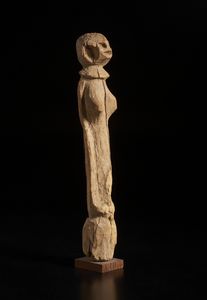 Montol - Nigeria : Scultura antropomorfa stilizzata.  Legno a patina chiara.  - Asta Asta 422 | AFRICA, OCEANIA E AMERICHE - ARTIGIANATO AFRICANO: VARI COMMITTENTI E SELEZIONE DALLA COLLEZIONE BARTOLOMUCCI Online - Associazione Nazionale - Case d'Asta italiane