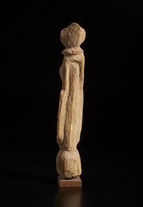 Montol - Nigeria : Scultura antropomorfa stilizzata.  Legno a patina chiara.  - Asta Asta 422 | AFRICA, OCEANIA E AMERICHE - ARTIGIANATO AFRICANO: VARI COMMITTENTI E SELEZIONE DALLA COLLEZIONE BARTOLOMUCCI Online - Associazione Nazionale - Case d'Asta italiane