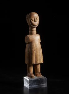 Ewe - Ghana - Scultura antropomorfa maschile di dignitario con barba,  tunica e senza braccia.Legno duro a patina chiara e pigmenti.