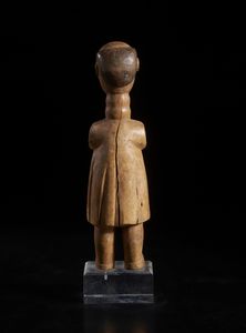 Ewe - Ghana : Scultura antropomorfa maschile di dignitario con barba,  tunica e senza braccia.Legno duro a patina chiara e pigmenti.  - Asta Asta 422 | AFRICA, OCEANIA E AMERICHE - ARTIGIANATO AFRICANO: VARI COMMITTENTI E SELEZIONE DALLA COLLEZIONE BARTOLOMUCCI Online - Associazione Nazionale - Case d'Asta italiane