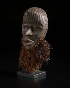 Dan - Costa d'Avorio/Liberia : Maschera antropomorfa.Legno duro a patina scura e rafia.  - Asta Asta 422 | AFRICA, OCEANIA E AMERICHE - ARTIGIANATO AFRICANO: VARI COMMITTENTI E SELEZIONE DALLA COLLEZIONE BARTOLOMUCCI Online - Associazione Nazionale - Case d'Asta italiane