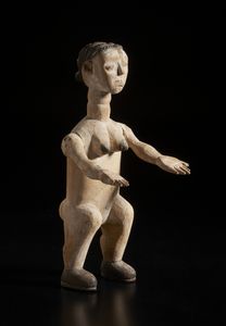 Ewe - Ghana - Scultura antropomorfa femminile accovacciata con braccia distese originariamente mobili. Legno a patina naturale, chiodi, pigmenti e caolino.