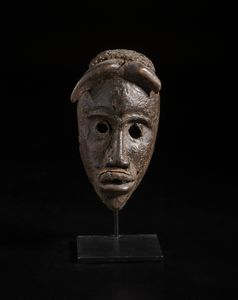 Dan - Costa d'Avorio/Liberia : Maschera antropomorfa con corna. Legno duro a patina nera crostosa.  - Asta Asta 422 | AFRICA, OCEANIA E AMERICHE - ARTIGIANATO AFRICANO: VARI COMMITTENTI E SELEZIONE DALLA COLLEZIONE BARTOLOMUCCI Online - Associazione Nazionale - Case d'Asta italiane