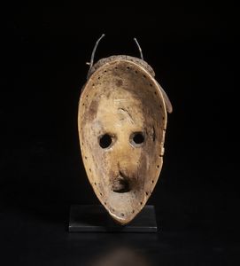 Dan - Costa d'Avorio/Liberia : Maschera antropomorfa con corna. Legno duro a patina nera crostosa.  - Asta Asta 422 | AFRICA, OCEANIA E AMERICHE - ARTIGIANATO AFRICANO: VARI COMMITTENTI E SELEZIONE DALLA COLLEZIONE BARTOLOMUCCI Online - Associazione Nazionale - Case d'Asta italiane