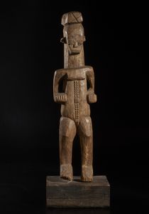 Urhobo, Nigeria - Grande scultura antropomorfa. Legno duro a patina marrone.