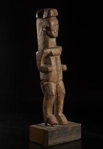 Urhobo, Nigeria : Grande scultura antropomorfa. Legno duro a patina marrone.  - Asta Asta 422 | AFRICA, OCEANIA E AMERICHE - ARTIGIANATO AFRICANO: VARI COMMITTENTI E SELEZIONE DALLA COLLEZIONE BARTOLOMUCCI Online - Associazione Nazionale - Case d'Asta italiane