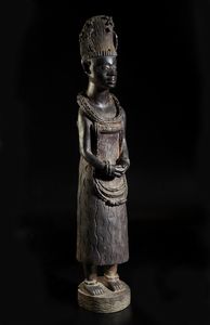 Artigianato africano - Grande scultura antropomorfa femminile rappresentante una regina africana di ottima qualit d'intaglio e dovizia di particolari.Legno duro.