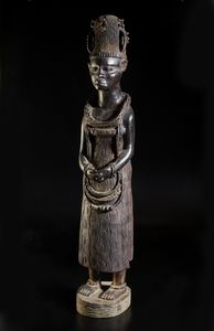 Artigianato africano : Grande scultura antropomorfa femminile rappresentante una regina africana di ottima qualit d'intaglio e dovizia di particolari.Legno duro.  - Asta Asta 422 | AFRICA, OCEANIA E AMERICHE - ARTIGIANATO AFRICANO: VARI COMMITTENTI E SELEZIONE DALLA COLLEZIONE BARTOLOMUCCI Online - Associazione Nazionale - Case d'Asta italiane