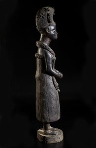 Artigianato africano : Grande scultura antropomorfa femminile rappresentante una regina africana di ottima qualit d'intaglio e dovizia di particolari.Legno duro.  - Asta Asta 422 | AFRICA, OCEANIA E AMERICHE - ARTIGIANATO AFRICANO: VARI COMMITTENTI E SELEZIONE DALLA COLLEZIONE BARTOLOMUCCI Online - Associazione Nazionale - Case d'Asta italiane