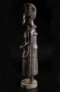 Artigianato africano : Grande scultura antropomorfa femminile rappresentante una regina africana di ottima qualit d'intaglio e dovizia di particolari.Legno duro.  - Asta Asta 422 | AFRICA, OCEANIA E AMERICHE - ARTIGIANATO AFRICANO: VARI COMMITTENTI E SELEZIONE DALLA COLLEZIONE BARTOLOMUCCI Online - Associazione Nazionale - Case d'Asta italiane