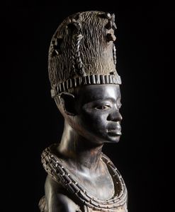 Artigianato africano : Grande scultura antropomorfa femminile rappresentante una regina africana di ottima qualit d'intaglio e dovizia di particolari.Legno duro.  - Asta Asta 422 | AFRICA, OCEANIA E AMERICHE - ARTIGIANATO AFRICANO: VARI COMMITTENTI E SELEZIONE DALLA COLLEZIONE BARTOLOMUCCI Online - Associazione Nazionale - Case d'Asta italiane