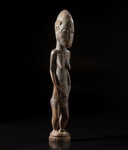 Baule - Costa d'Avorio : Scultura antropomorfa femminile.  Legno duro a patina scura.  - Asta Asta 422 | AFRICA, OCEANIA E AMERICHE - ARTIGIANATO AFRICANO: VARI COMMITTENTI E SELEZIONE DALLA COLLEZIONE BARTOLOMUCCI Online - Associazione Nazionale - Case d'Asta italiane