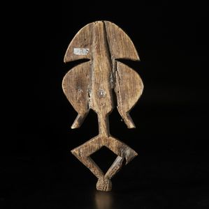 Kota - Gabon : Scultura antropomorfa stilizzata in forma di guardiano di reliquario mbulu ngulu. Legno, leghe di rame e ferro.  - Asta Asta 422 | AFRICA, OCEANIA E AMERICHE - ARTIGIANATO AFRICANO: VARI COMMITTENTI E SELEZIONE DALLA COLLEZIONE BARTOLOMUCCI Online - Associazione Nazionale - Case d'Asta italiane