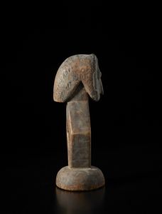 Kota - Gabon : Scultura antropomorfa stilizzata in forma di guardiano di reliquiario Mbulu ngulu. Legno e lega di rame, ferro e resine.  - Asta Asta 422 | AFRICA, OCEANIA E AMERICHE - ARTIGIANATO AFRICANO: VARI COMMITTENTI E SELEZIONE DALLA COLLEZIONE BARTOLOMUCCI Online - Associazione Nazionale - Case d'Asta italiane