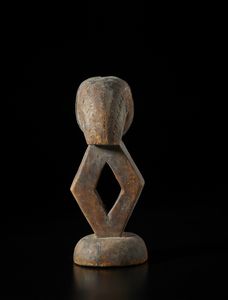 Kota - Gabon : Scultura antropomorfa stilizzata in forma di guardiano di reliquiario Mbulu ngulu. Legno e lega di rame, ferro e resine.  - Asta Asta 422 | AFRICA, OCEANIA E AMERICHE - ARTIGIANATO AFRICANO: VARI COMMITTENTI E SELEZIONE DALLA COLLEZIONE BARTOLOMUCCI Online - Associazione Nazionale - Case d'Asta italiane