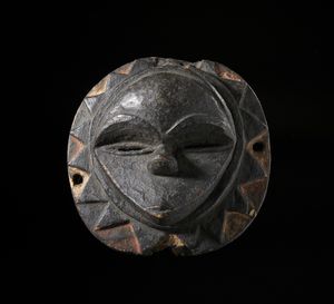 Eket - Nigeria - Maschera antropomorfa. Legno a patina nera e pigmenti.