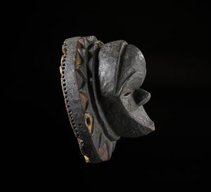 Eket - Nigeria : Maschera antropomorfa. Legno a patina nera e pigmenti.  - Asta Asta 422 | AFRICA, OCEANIA E AMERICHE - ARTIGIANATO AFRICANO: VARI COMMITTENTI E SELEZIONE DALLA COLLEZIONE BARTOLOMUCCI Online - Associazione Nazionale - Case d'Asta italiane