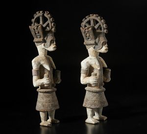 Igbo - Nigeria : Lotto composto da due sculture antropomorfe femminili con elaborate acconciature e recanti offerte. Legno, caolino e pigmenti.  - Asta Asta 422 | AFRICA, OCEANIA E AMERICHE - ARTIGIANATO AFRICANO: VARI COMMITTENTI E SELEZIONE DALLA COLLEZIONE BARTOLOMUCCI Online - Associazione Nazionale - Case d'Asta italiane