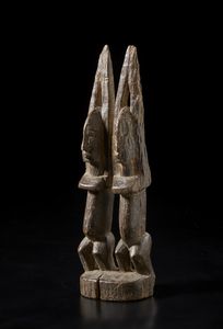 Dogon - Mali - Scultura con due figure antropomorfe stilizzate con braccia alzate.Legno duro a patina scura.