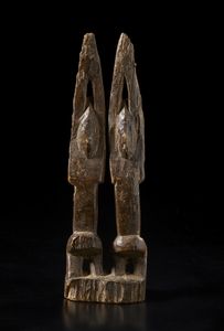 Dogon - Mali : Scultura con due figure antropomorfe stilizzate con braccia alzate.Legno duro a patina scura.  - Asta Asta 422 | AFRICA, OCEANIA E AMERICHE - ARTIGIANATO AFRICANO: VARI COMMITTENTI E SELEZIONE DALLA COLLEZIONE BARTOLOMUCCI Online - Associazione Nazionale - Case d'Asta italiane