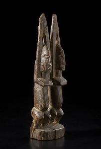 Dogon - Mali : Scultura con due figure antropomorfe stilizzate con braccia alzate.Legno duro a patina scura.  - Asta Asta 422 | AFRICA, OCEANIA E AMERICHE - ARTIGIANATO AFRICANO: VARI COMMITTENTI E SELEZIONE DALLA COLLEZIONE BARTOLOMUCCI Online - Associazione Nazionale - Case d'Asta italiane