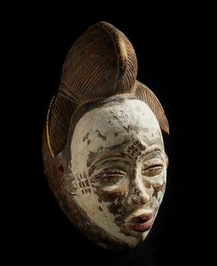 Punu - Gabon : Maschera antropomorfa femminile. Legno, caolino e pigmenti.  - Asta Asta 422 | AFRICA, OCEANIA E AMERICHE - ARTIGIANATO AFRICANO: VARI COMMITTENTI E SELEZIONE DALLA COLLEZIONE BARTOLOMUCCI Online - Associazione Nazionale - Case d'Asta italiane