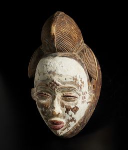 Punu - Gabon : Maschera antropomorfa femminile. Legno, caolino e pigmenti.  - Asta Asta 422 | AFRICA, OCEANIA E AMERICHE - ARTIGIANATO AFRICANO: VARI COMMITTENTI E SELEZIONE DALLA COLLEZIONE BARTOLOMUCCI Online - Associazione Nazionale - Case d'Asta italiane