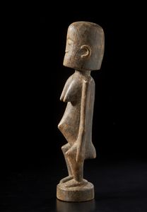 Dogon - Mali : Scultura antropomorfa femminile.Legno duro a patina bruna.  - Asta Asta 422 | AFRICA, OCEANIA E AMERICHE - ARTIGIANATO AFRICANO: VARI COMMITTENTI E SELEZIONE DALLA COLLEZIONE BARTOLOMUCCI Online - Associazione Nazionale - Case d'Asta italiane