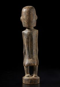 Dogon - Mali : Scultura antropomorfa femminile.Legno duro a patina bruna.  - Asta Asta 422 | AFRICA, OCEANIA E AMERICHE - ARTIGIANATO AFRICANO: VARI COMMITTENTI E SELEZIONE DALLA COLLEZIONE BARTOLOMUCCI Online - Associazione Nazionale - Case d'Asta italiane