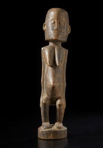 Dogon - Mali : Scultura antropomorfa femminile.Legno duro a patina bruna.  - Asta Asta 422 | AFRICA, OCEANIA E AMERICHE - ARTIGIANATO AFRICANO: VARI COMMITTENTI E SELEZIONE DALLA COLLEZIONE BARTOLOMUCCI Online - Associazione Nazionale - Case d'Asta italiane