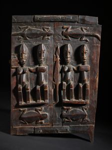 Dogon - Mali - Porta da granaio decorato con figure zoomorfe e antropomorfe. Legno duro a patina scura e metallo.