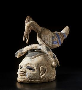 Yoruba -Nigeria - Maschera ad elmo Gelede antropomorfa con uccello e pitone. Legno, caolino e pigmenti.