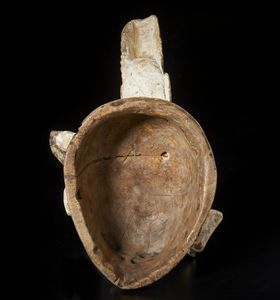 Yoruba -Nigeria : Maschera ad elmo Gelede antropomorfa con uccello e pitone. Legno, caolino e pigmenti.  - Asta Asta 422 | AFRICA, OCEANIA E AMERICHE - ARTIGIANATO AFRICANO: VARI COMMITTENTI E SELEZIONE DALLA COLLEZIONE BARTOLOMUCCI Online - Associazione Nazionale - Case d'Asta italiane