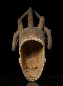 Igbo - Nigeria : Maschera a elmo antropomorfa femminile con elaborata acconciatura. Legno, colino e pigmento.  - Asta Asta 422 | AFRICA, OCEANIA E AMERICHE - ARTIGIANATO AFRICANO: VARI COMMITTENTI E SELEZIONE DALLA COLLEZIONE BARTOLOMUCCI Online - Associazione Nazionale - Case d'Asta italiane