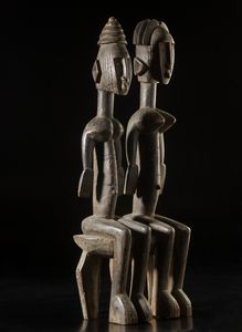 Bambara - Mali : Scultura composta da coppia di figure antropomorfe sedute su seggio, maschile e femminile, caratterizzate da elaborate acconciature e scarificazioni.Legno a patina scura.  - Asta Asta 422 | AFRICA, OCEANIA E AMERICHE - ARTIGIANATO AFRICANO: VARI COMMITTENTI E SELEZIONE DALLA COLLEZIONE BARTOLOMUCCI Online - Associazione Nazionale - Case d'Asta italiane