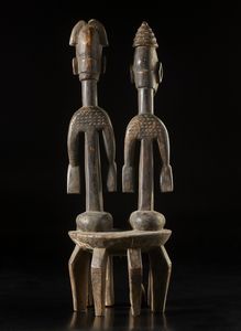 Bambara - Mali : Scultura composta da coppia di figure antropomorfe sedute su seggio, maschile e femminile, caratterizzate da elaborate acconciature e scarificazioni.Legno a patina scura.  - Asta Asta 422 | AFRICA, OCEANIA E AMERICHE - ARTIGIANATO AFRICANO: VARI COMMITTENTI E SELEZIONE DALLA COLLEZIONE BARTOLOMUCCI Online - Associazione Nazionale - Case d'Asta italiane