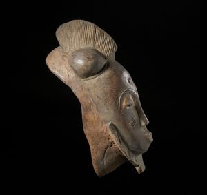 Baule - Costa d'Avorio : Maschera antropomorfa. Legno a patina marrone.  - Asta Asta 422 | AFRICA, OCEANIA E AMERICHE - ARTIGIANATO AFRICANO: VARI COMMITTENTI E SELEZIONE DALLA COLLEZIONE BARTOLOMUCCI Online - Associazione Nazionale - Case d'Asta italiane