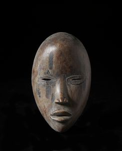 Dan - Costa d'Avorio/Liberia - Maschera antropomorfa.Legno a patina marrone e metallo.