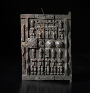 Dogon - Mali - Piccola porta con figure antropomorfe, zoomorfe e maschere Kanaga. Legno duro a patina scura e metallo.