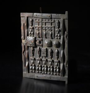 Dogon - Mali : Piccola porta con figure antropomorfe, zoomorfe e maschere Kanaga. Legno duro a patina scura e metallo.  - Asta Asta 422 | AFRICA, OCEANIA E AMERICHE - ARTIGIANATO AFRICANO: VARI COMMITTENTI E SELEZIONE DALLA COLLEZIONE BARTOLOMUCCI Online - Associazione Nazionale - Case d'Asta italiane