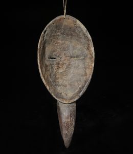 Dan - Costa d'Avorio/Liberia : Maschera antropozoomorfa. Legno a patina scura materica.  - Asta Asta 422 | AFRICA, OCEANIA E AMERICHE - ARTIGIANATO AFRICANO: VARI COMMITTENTI E SELEZIONE DALLA COLLEZIONE BARTOLOMUCCI Online - Associazione Nazionale - Case d'Asta italiane