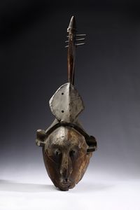 Bambara - Mali : Strumento musicale a corde o arpa, realizzato con cassa armonica in forma di volto antropomorfo.Legno a patina marrone, pelle e corde.  - Asta Asta 422 | AFRICA, OCEANIA E AMERICHE - ARTIGIANATO AFRICANO: VARI COMMITTENTI E SELEZIONE DALLA COLLEZIONE BARTOLOMUCCI Online - Associazione Nazionale - Case d'Asta italiane