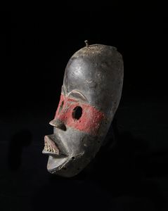 Dan - Costa d'Avorio/Liberia : Maschera antropomorfa. Legno a patina scura, tessuto, osso e metallo.  - Asta Asta 422 | AFRICA, OCEANIA E AMERICHE - ARTIGIANATO AFRICANO: VARI COMMITTENTI E SELEZIONE DALLA COLLEZIONE BARTOLOMUCCI Online - Associazione Nazionale - Case d'Asta italiane