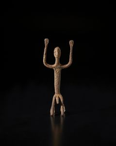 Dogon - Mali : Scultura antropomorfa stilizzata,  inginocchiata e con braccia alzate.Ferro.  - Asta Asta 422 | AFRICA, OCEANIA E AMERICHE - ARTIGIANATO AFRICANO: VARI COMMITTENTI E SELEZIONE DALLA COLLEZIONE BARTOLOMUCCI Online - Associazione Nazionale - Case d'Asta italiane